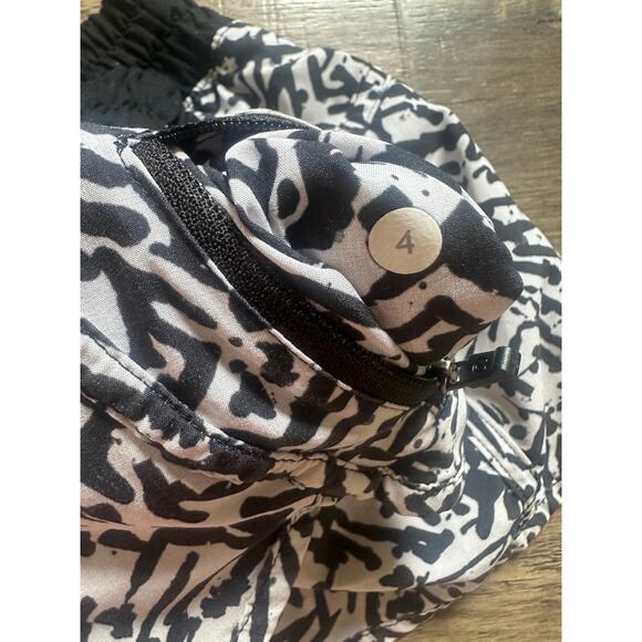 Lululemon Tracker Short III 4-way Stretch Brushed Animal White Black - Picture 4 of 8